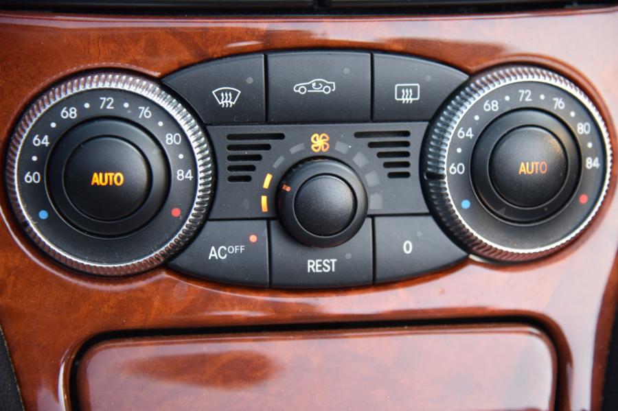 Детали интерьера Mercedes-Benz SL500 (R230) 2003 года  (фото 34 из 86)